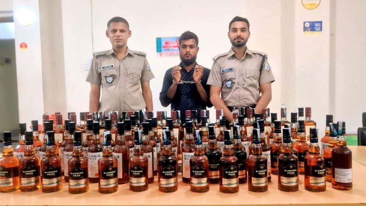নেত্রকোণায় ভ্যানের গোপন চেম্বারে লুকিয়ে অভিনব কৌশলে বিদেশী মদ পাচারকালে আটক ১