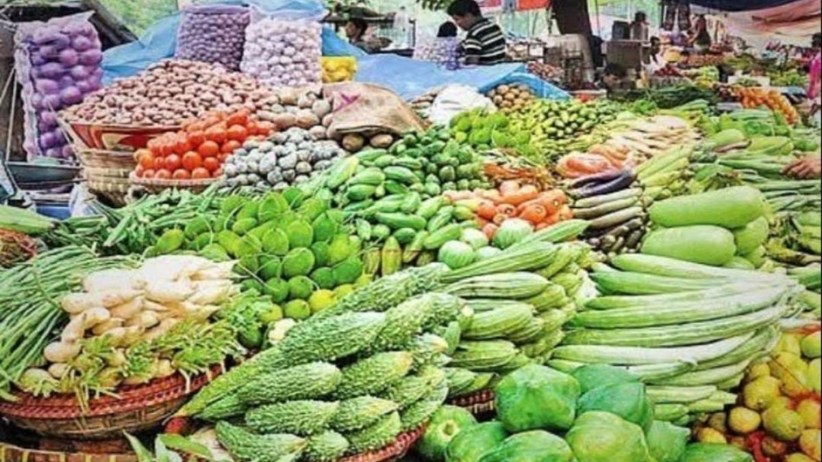 নাসিরনগরে শীতকালীন আগাম সবজির সরবরাহ বাড়লেও কমে নি দাম, ভোগান্তিতে সাধারণ মানুষ।