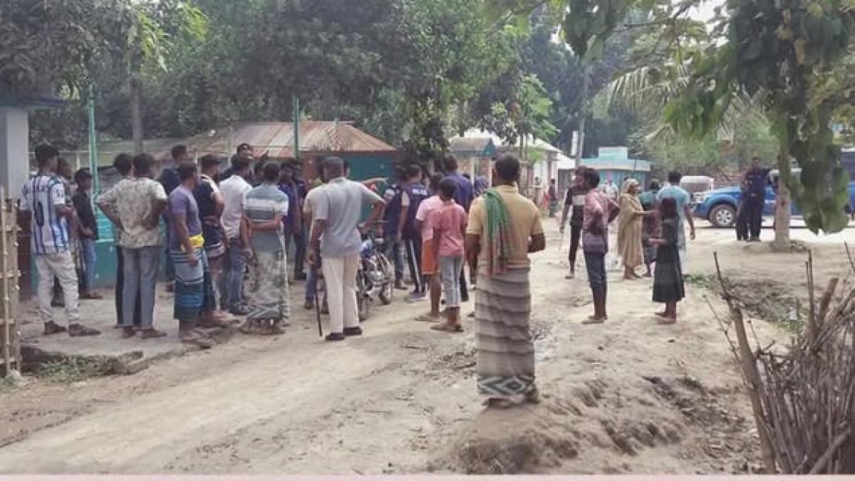 কুষ্টিয়ার দৌলতপুরে যুবকের হাত বিচ্ছিন্ন, বাড়িতে লুটপাট ও মোটরসাইকেলে আগুন।
