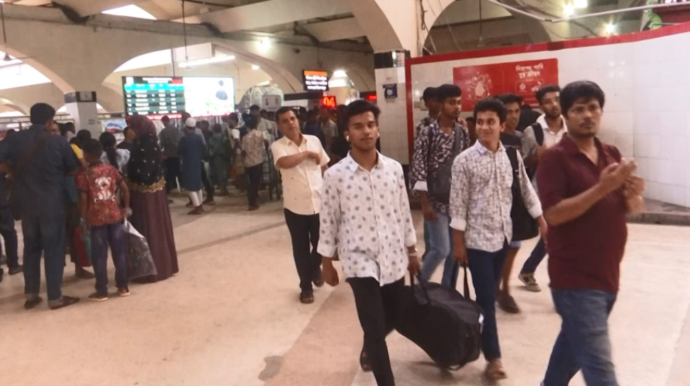 আজও ঢাকায় ফিরছে কর্মজীবী মানুষ আজও ঢাকায় ফিরছে কর্মজীবী মানুষ