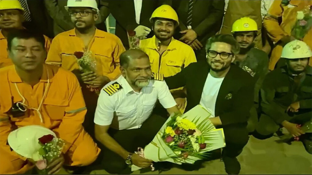 দুবাইয়ের জেটিতে এমভি আবদুল্লাহ, নাবিকদের বরণ দুবাইয়ের জেটিতে এমভি আবদুল্লাহ, নাবিকদের বরণ