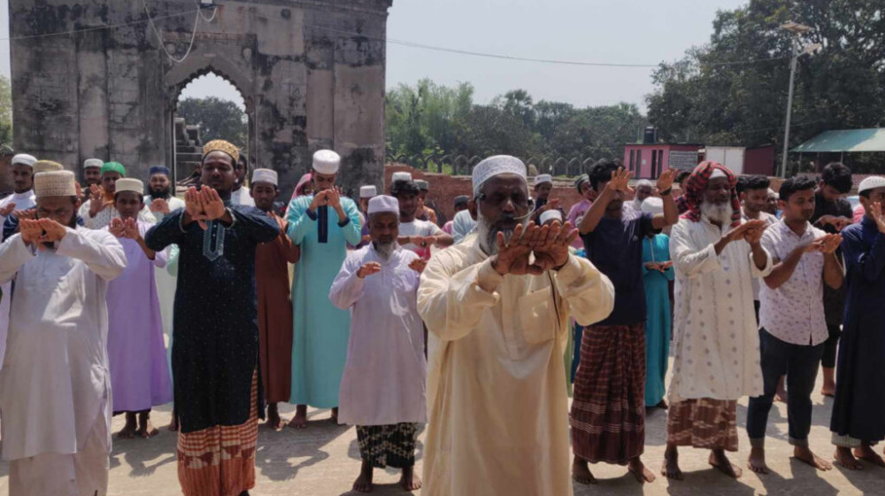 দাবদাহ থেকে মুক্তি পেতে কয়েক জেলায় ইসতিসকার নামাজ আদায় দাবদাহ থেকে মুক্তি পেতে কয়েক জেলায় ইসতিসকার নামাজ আদায়