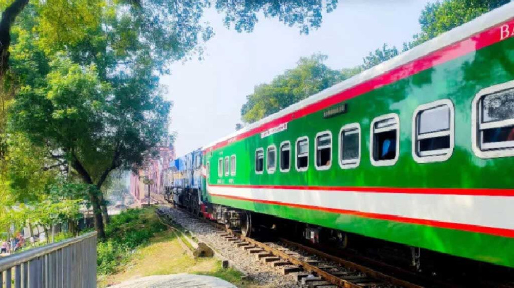 গরমে সিল্কসিটি এক্সপ্রেস ট্রেনের হাইড্রলিক ব্রেকে আগুন, আহত ১০