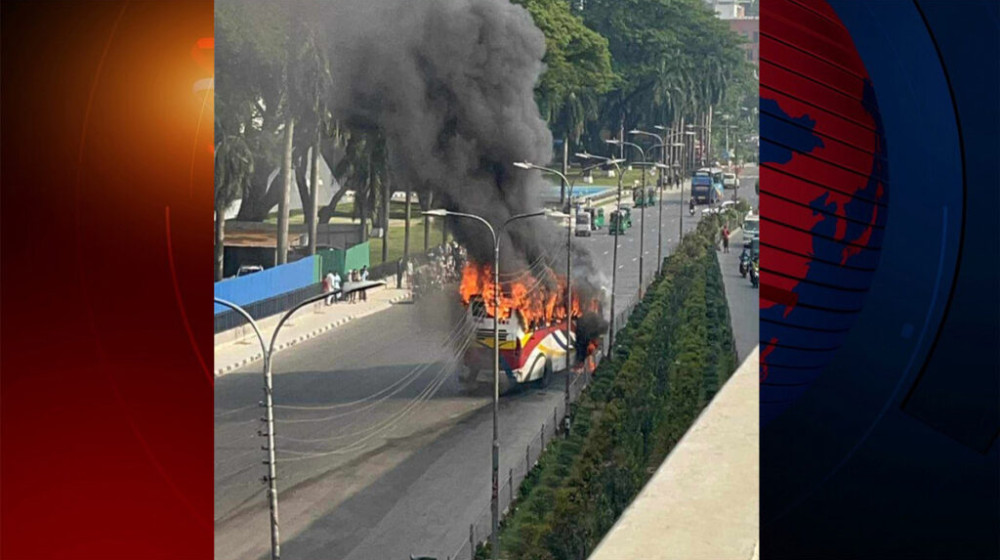 বনানীতে আগুনে পুড়লো বাস