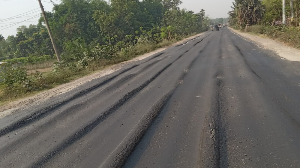 ঝিনাইদহ-যশোর মহাসড়কে ঢেউ খেলানো রাস্তা যেন মৃত্যু ফাঁদ ঝিনাইদহ-যশোর মহাসড়কে ঢেউ খেলানো রাস্তা যেন মৃত্যু ফাঁদ