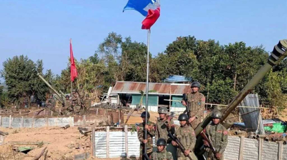 মিয়ানমারে বিদ্রোহীদের কাছে আত্মসমর্পণ শতাধিক জান্তা সেনার মিয়ানমারে বিদ্রোহীদের কাছে আত্মসমর্পণ শতাধিক জান্তা সেনার