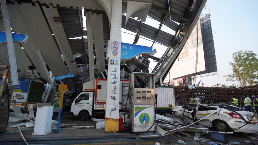 ভারতে বিলবোর্ড ভেঙে প্রাণ গেলো ১৪ জনের