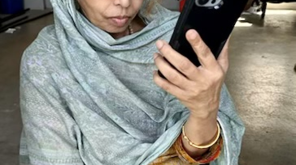 হারানো মাকে ফিরে পেয়ে মেয়ে খুশিতে আত্নহারা