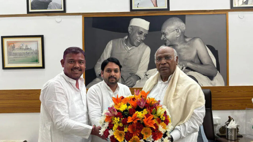 বিদ্রোহী প্রার্থী ফিরে আসায় ১০০ আসনের পথে কংগ্রেস বিদ্রোহী প্রার্থী ফিরে আসায় ১০০ আসনের পথে কংগ্রেস