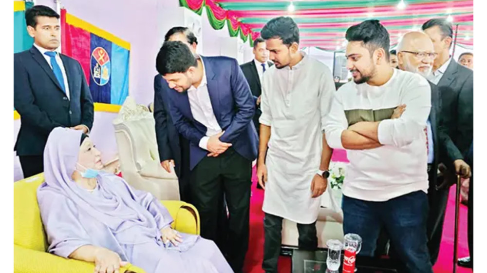 খালেদা জিয়ার সঙ্গে ছাত্র আন্দোলনের নেতাদের কুশল বিনিময় খালেদা জিয়ার সঙ্গে ছাত্র আন্দোলনের নেতাদের কুশল বিনিময়